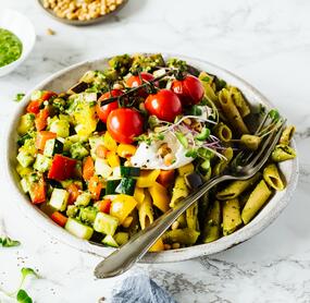 Pasta-Bowl mit Burrata und Pesto