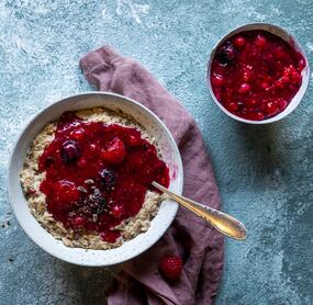 Low-Carb-Porridge mit Waldbeergrütze