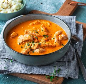 Low-Carb-Putengulasch in roter Sahnesoße