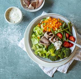 Roastbeef Bowl mit Brokkoli und Bohnen