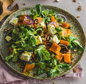 Süßkartoffelsalat mit Hirtenkäse und Nüssen