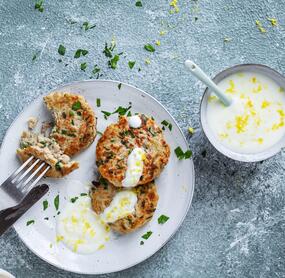 Low-Carb-Thunfischfrikadellen mit Joghurtdip