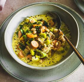 Weiße Bohnensuppe mit Veggie-Würstchen