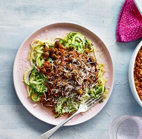 Low-Carb-Zoodles mit Linsen-Bolognese