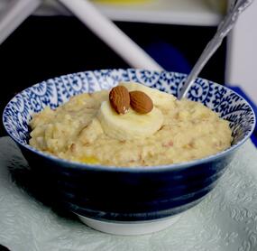 Fruchtiges Apfel-Porridge für das gesunde Frühstück