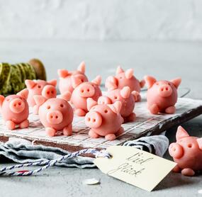 Das süßeste Geschenk aus der Küche: Glücksschweinchen aus Marzipan