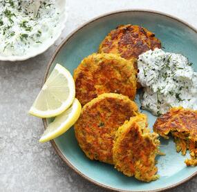 Karotten-Feta-Bratlinge mit Gurkendip