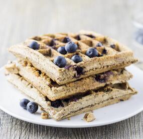 Kokos-Mandel-Waffeln mit Blaubeeren