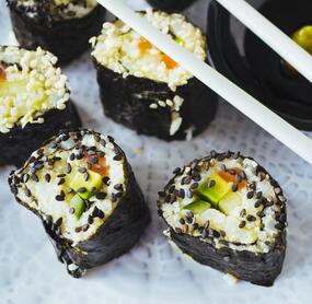 Sushi mit Blumenkohlreis