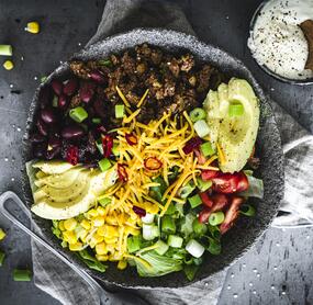 Taco-Bowl mit Hackfleisch und Bohnen