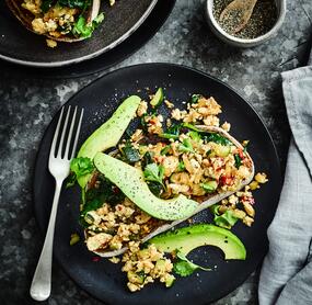Gesundes Tofu-Scramble mit Avocado