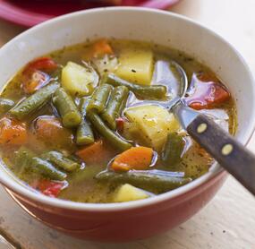 Bohnensuppe mit Kartoffeln und Möhren