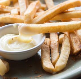 Perfekt frittierte Pommes frites mit Mayonnaise
