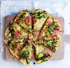 Rustikaler Flammkuchen mit Mettwurst