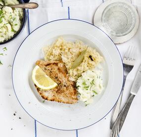 Putenschnitzel mit Sauerkraut und Blumenkohlstampf