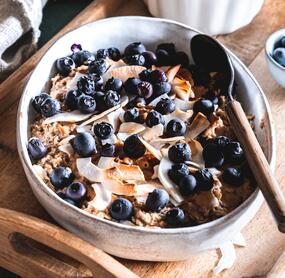 Gebackenes Porridge mit Blaubeeren