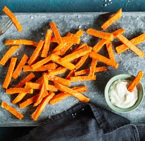 Knusprige Süßkartoffel-Pommes mit Aioli
