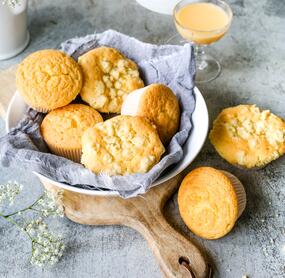 Superschnelle Eierlikör-Muffins mit Streuseln