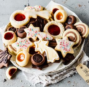 Teller mit unterschiedlichen Plätzchen