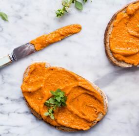 Rotes Röstpaprika-Pesto mit Parmesan