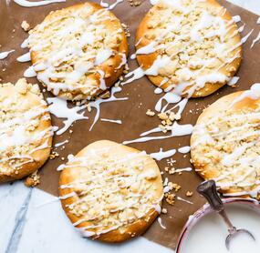 Klassische Streuseltaler mit Zuckerguss