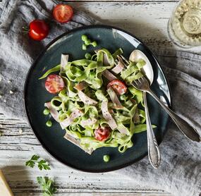 Schnelle Tagliatelle in Schinken-Käsesoße mit Erbsen