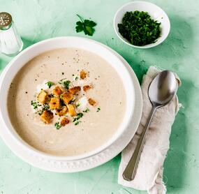 Champignoncremesuppe mit Crème fraîche