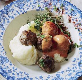 Fleischbällchen mit Püree und Tomatensoße