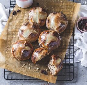Hot Cross Buns – Karfreitagsbrötchen aus Hefeteig