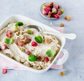Cremiges Rhabarbereis mit Joghurt