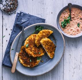 Vegetarische Sellerieschnitzel mit pikantem Paprika-Dip