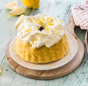 Saftiger Zitronengugelhupf mit Mascarpone-Topping