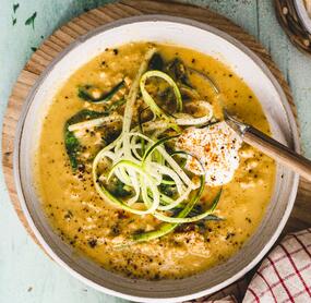 All-in-one-Zucchinisuppe mit Veggie-Hack