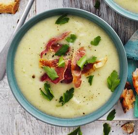 Blumenkohl-Zucchini-Suppe mit Schinken