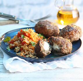 Griechische Bifteki mit rotem Reis