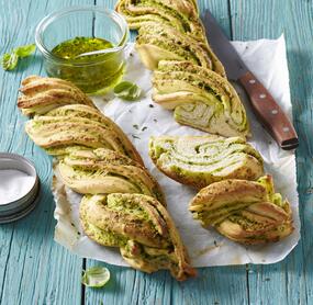 Frisch gebackene Kräuterzöpfe