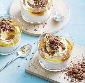 Cheesecakes mit Karamellsirup im Glas