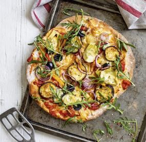 Vollkornpizza mit Gemüse und Mozzarella