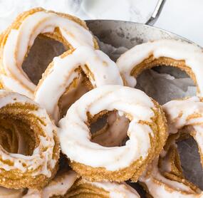 Feine Spritzkuchen mit Zuckerguss