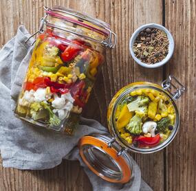 Buntes Gemüse im Glas