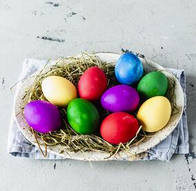 Glitzer-Eier für den Osterbrunch