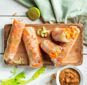 Sommerrollen mit Garnelen und Erdnussdip