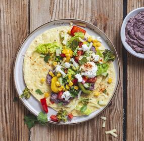 Tortilla mit Bohnencreme und Gemüse aus dem Glas