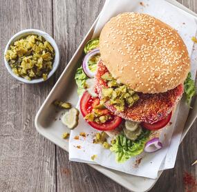 Vegane Burger mit Süßkartoffelpatty und Gurkenchutney