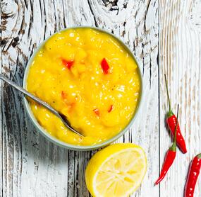 Fruchtig-scharfe Mango-Salsa mit gelber Paprika