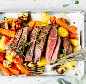 Sous-Vide-Rinderhüftsteak mit buntem Ofengemüse