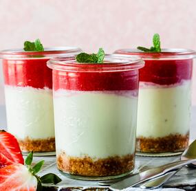 Cheesecake im Glas mit Erdbeersoße