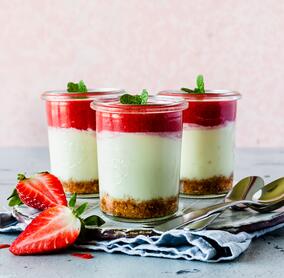 Cheesecake im Glas mit Erdbeersoße