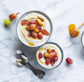 Sahniger Joghurt mit gedämpften Trauben 