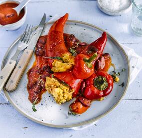 Gefüllte Paprika mit Polenta und Tomatensoße